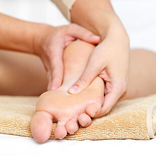 pieds_massage-gros-plan-pour-pieds-dans-salon-spa-vertical